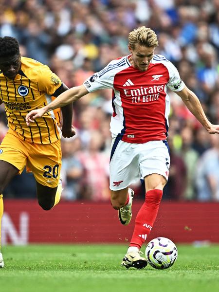 Baleba e Odegaard disputam lance em Arsenal e Brighton, pelo Campeonato Inglês