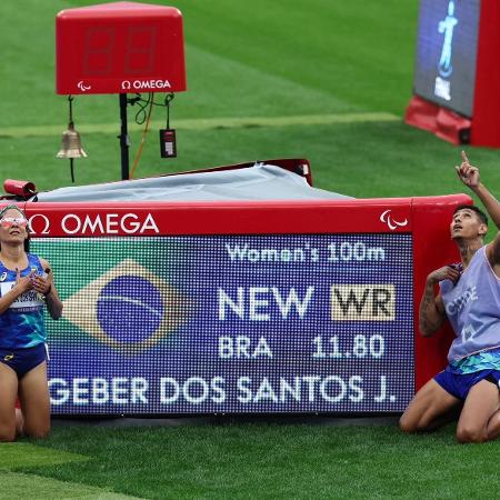 Jerusa Garcia (E), e o seu guia, Gabriel Garcia, celebram recorde mundial nos 100m da classe T11, nas Paralimpíadas.