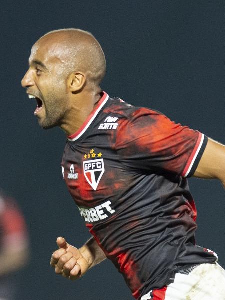 Lucas, do São Paulo, comemora gol sobre o Vasco em jogo do Campeonato Brasileiro