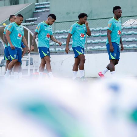 Endrick entre Savinho e Vini Jr no treino da seleção brasileira - RAFAEL RIBEIRO/CBF