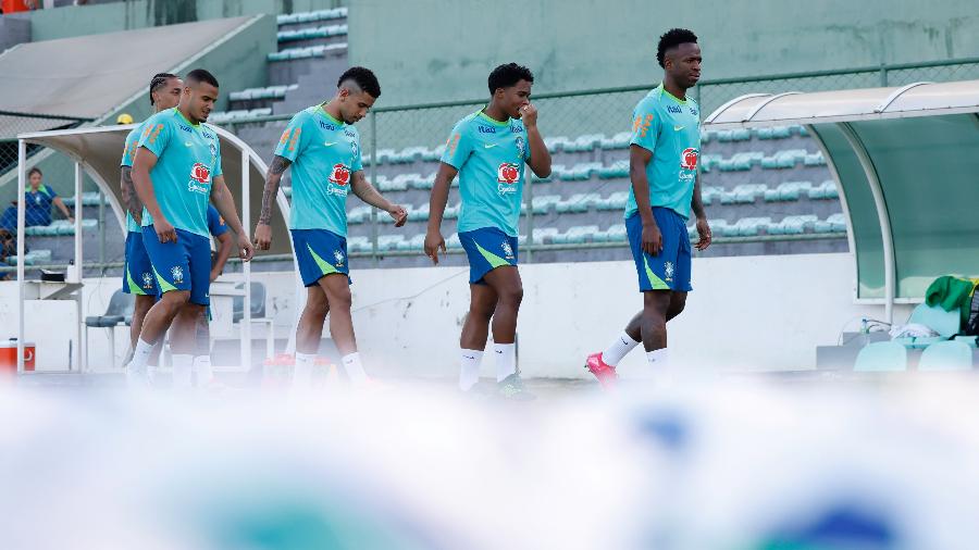 Endrick entre Savinho e Vini Jr no treino da seleção brasileira Endrick entre Savinho e Vini Jr no treino da seleção brasileira