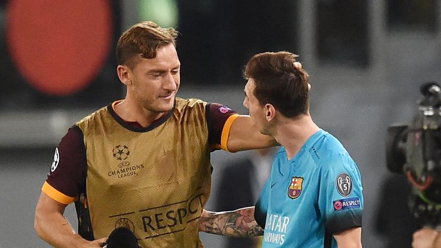 Francesco Totti conversa com Lionel Messi após amistoso entre Roma e Barcelona em 2015 Francesco Totti conversa com Lionel Messi após amistoso entre Roma e Barcelona em 2015