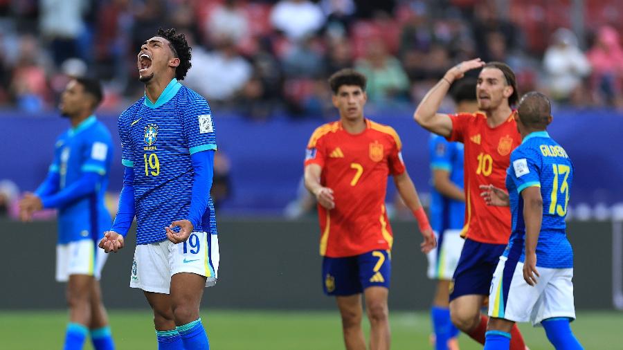Luighi se lamenta durante Brasil x Espanha, duelo do Mundial sub-20