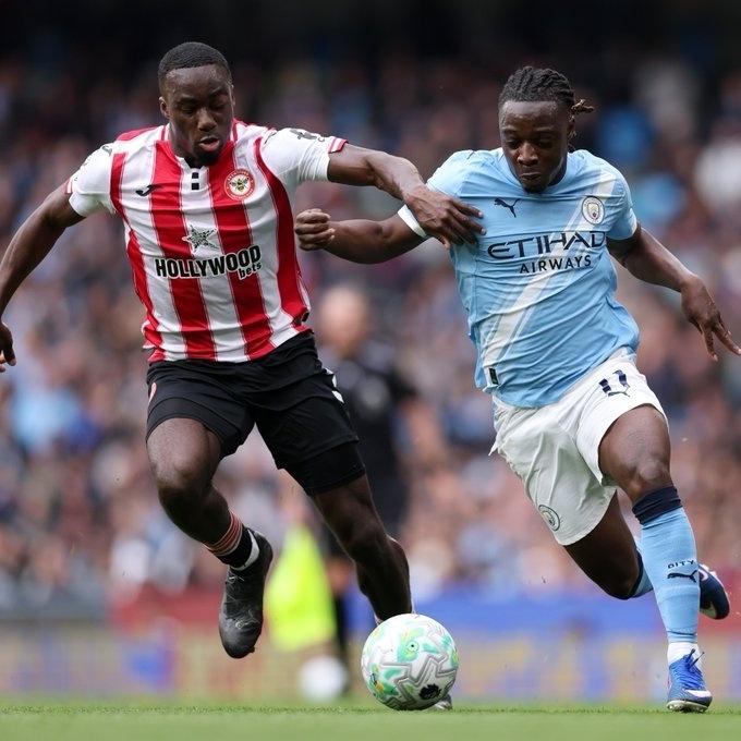 Doku e Kayode disputam bola durante Manchester City x Brentford - undefined
