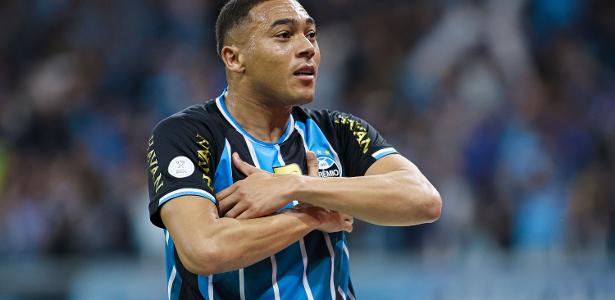 Grêmio amassa Inter com show de Carlos Vinícius e vai encarar Galo na semi