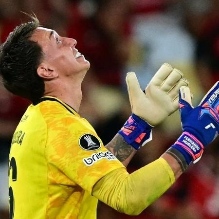 Fernando Muslera, goleiro do Estudiantes, celebra classificação nos pênaltis contra o Flamengo, pela Libertadores