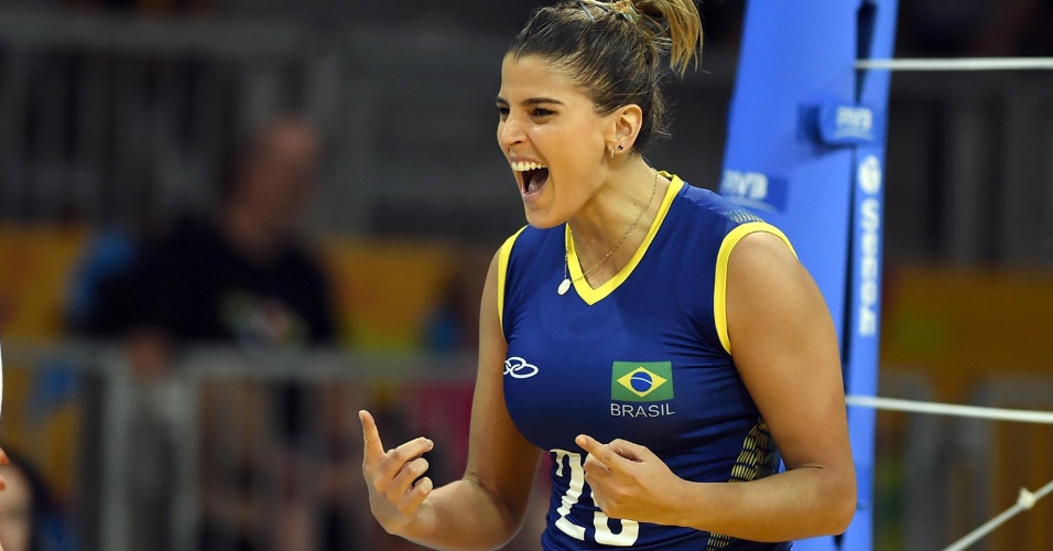 Mari Paraíba comemora ponto conquistado pela seleção brasileira contra o Peru