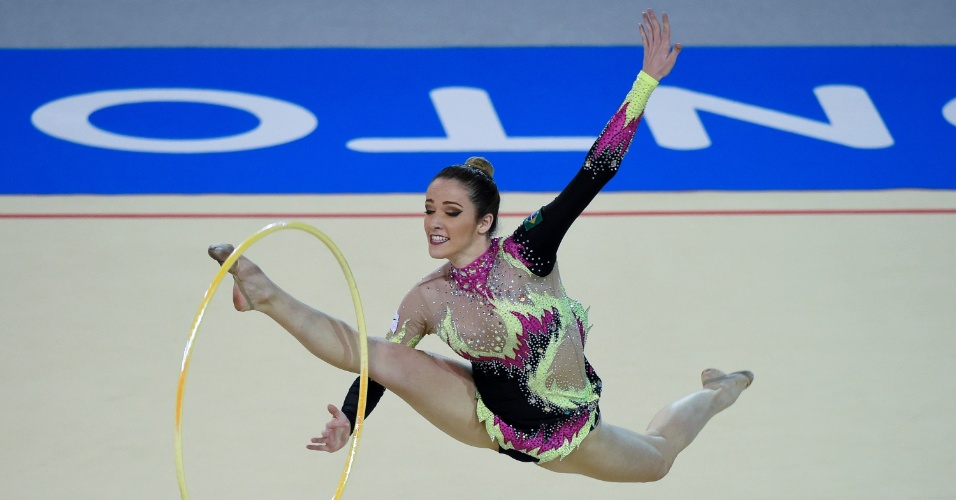 Natalia Gaudio se apresenta com o arco na ginástica rítmica. Brasileira terminou em quarto