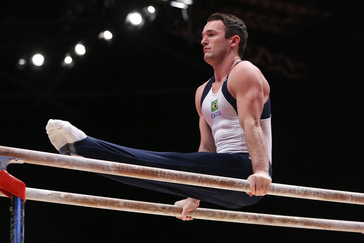 21.out.2015 - Diego Hypolito faz série nas barras paralelas durante treino de pódio do Brasil no Mundial de ginástica artística em Glasgow