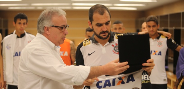 Roberto de Andrade entrega placa a Danilo: respeito no vestiário corintiano - Daniel Augusto Jr/Agência Corinthians