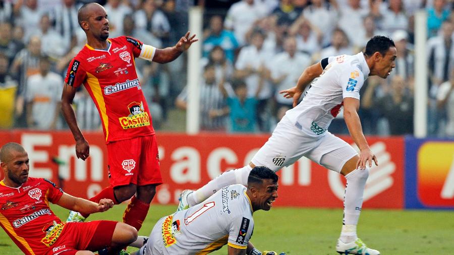 Ricardo Oliveira faz 1 a 0 para o Santos diante do Audax e comemora na Vila Belmiro, pelo Paulistão de 2016 - Ernesto Rodrigues/Folhapress