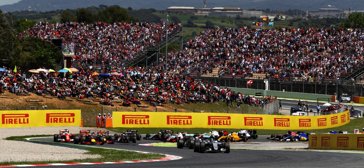 Torcedores observam atentamente a primeira volta do GP da Espanha - Clive Mason/Getty Images