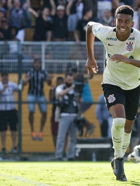 Carlinhos celebra o primeiro gol do Corinthians contra o Batatais na final da Copa São Paulo