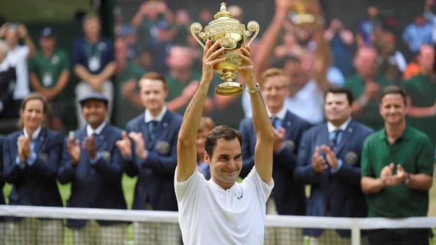 Federer ergue o troféu do oitavo título de Wimbledon - REUTERS/Toby Melville