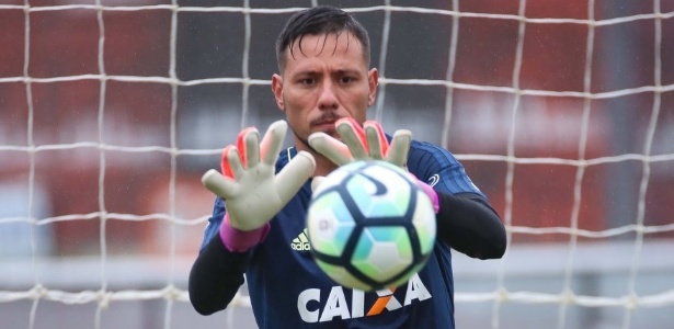 Diego Alves em treino do Flamengo; goleiro ainda tem futuro incerto na Gávea - Gilvan de Souza/Flamengo