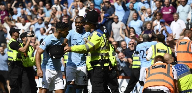 Agüero é segurado por policial após gol do City - REUTERS/Dylan Martinez