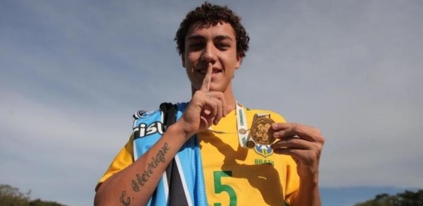 Victor Bobsin, volante do Grêmio de 18 anos, defendeu a seleção brasileira Sub-17 - Rodrigo Fatturi/Grêmio