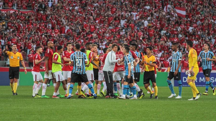 Jogadores de Grêmio e Inter se envolveram em confusão após último clássico - Lucas Sabino/AGIF