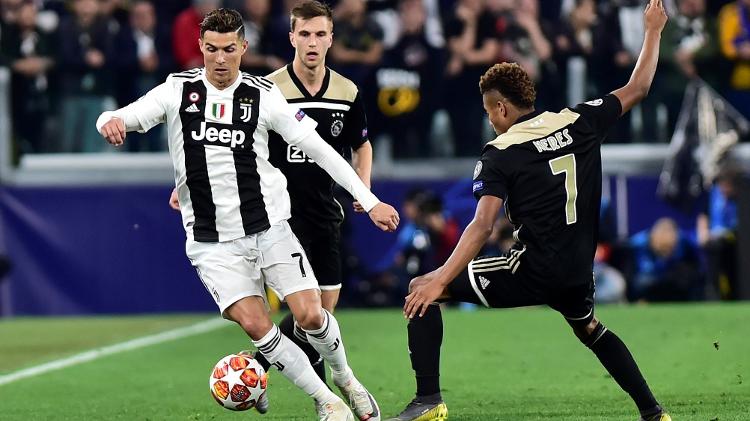 Cristiano Ronaldo e David Neres em Juventus x Ajax - Massimo Pinca/Reuters - Massimo Pinca/Reuters