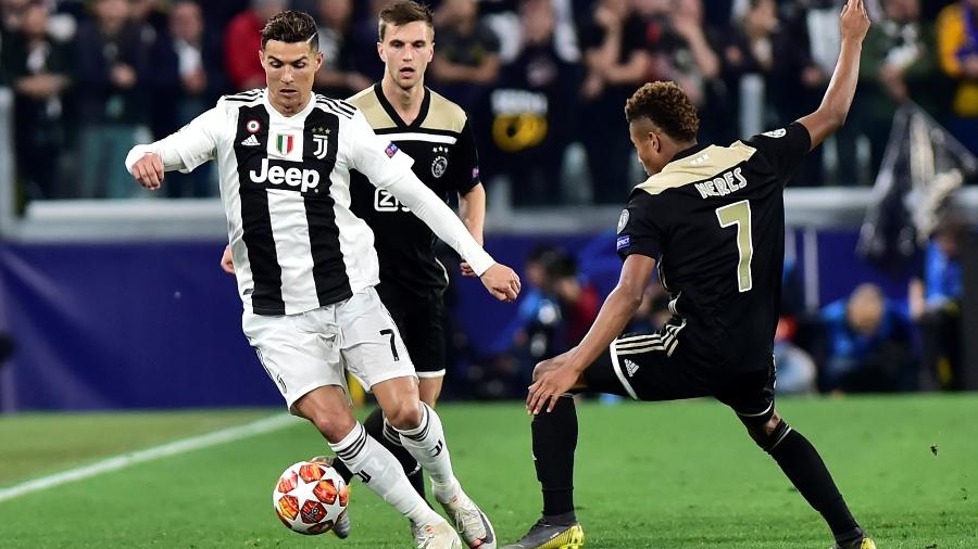 Cristiano Ronaldo e David Neres disputam bola na partida Juventus x Ajax pelas quartas de final da Liga dos Campeões - Massimo Pinca/Reuters
