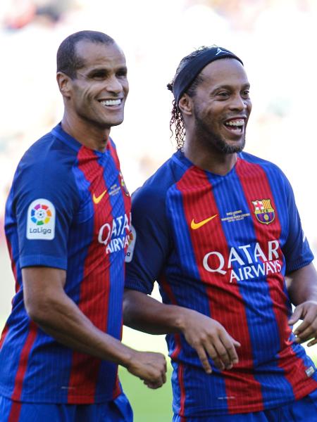 Rivaldo ao lado de Ronaldinho em ação em amistoso do time de lendas do Barcelona - Pedro Salado/Action Plus