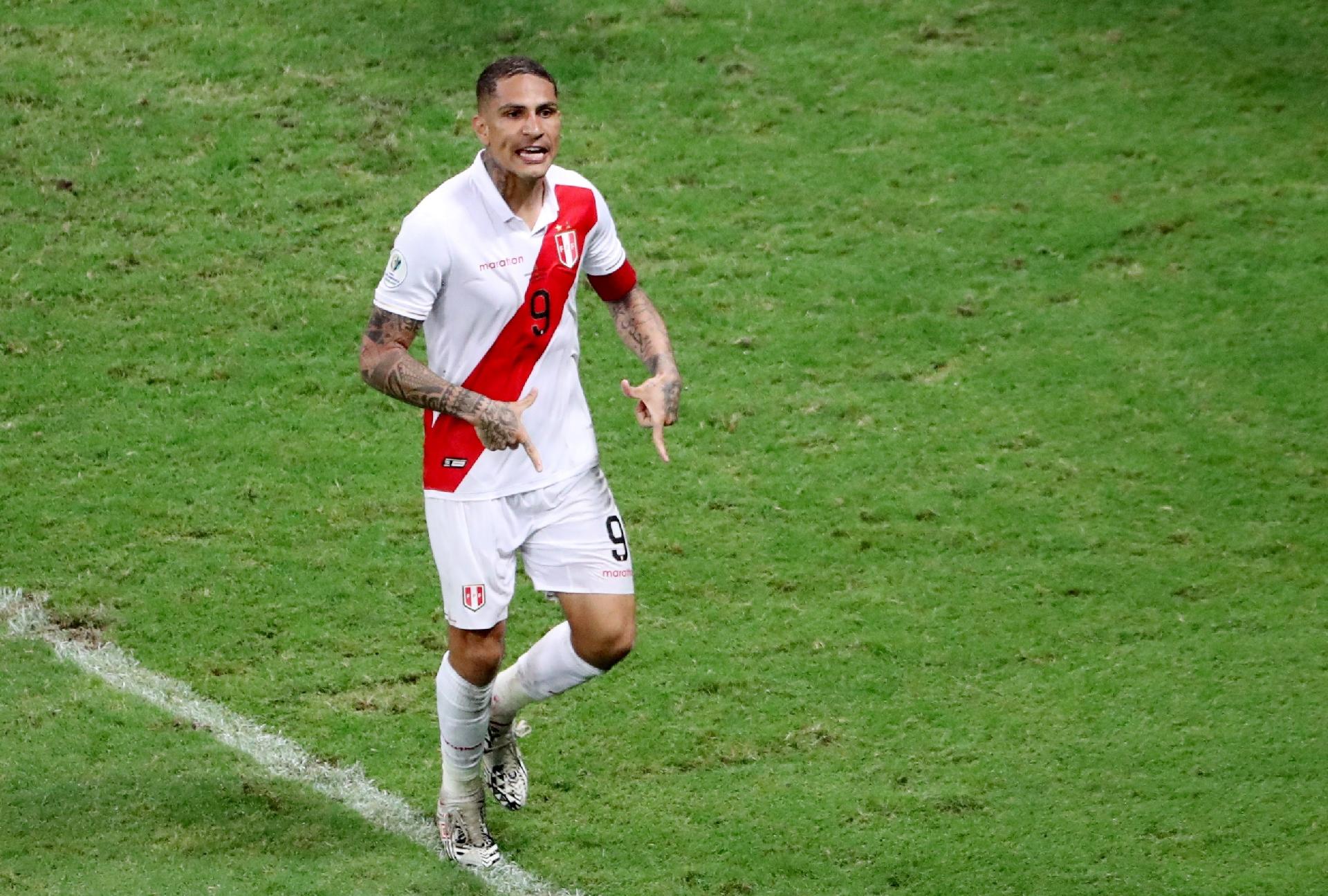Guerrero, da seleção peruana, vibra com pênalti convertido contra o Uruguai na Copa América - undefined