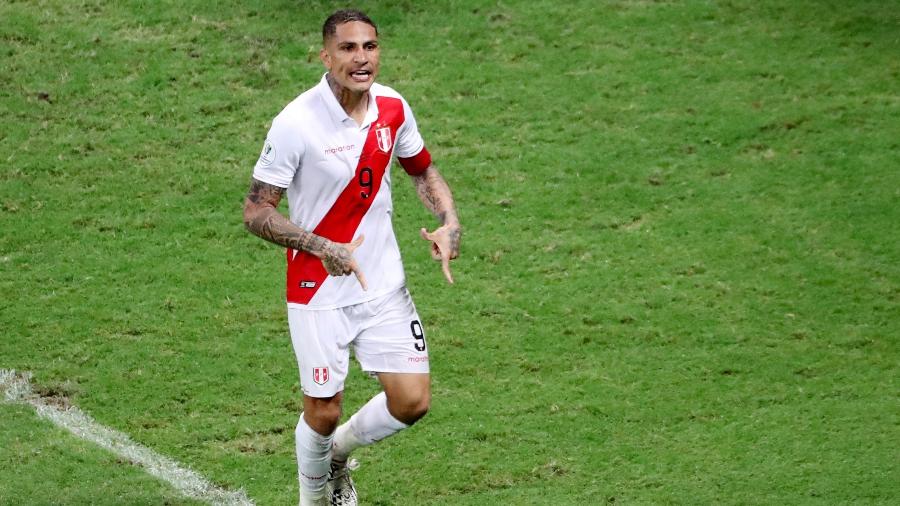 Guerrero, da seleção peruana, vibra com pênalti convertido contra o Uruguai na Copa América - Sergio Moraes/Reuters
