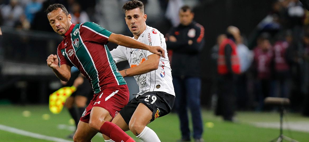 Nenê e Danilo Avelar disputam bola durante Corinthians x Fluminense - Daniel Vorley/AGIF