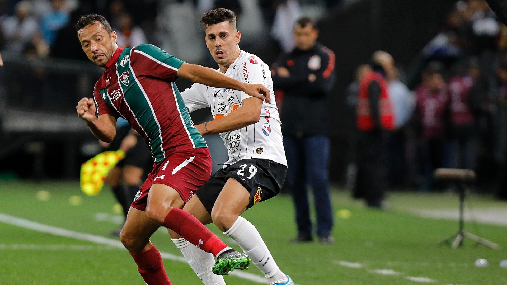 Nenê e Danilo Avelar disputam bola durante Corinthians x Fluminense