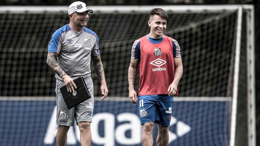 Soteldo conversa com Jorge Sampaoli durante treino do Santos - Ivan Storti/Santos FC