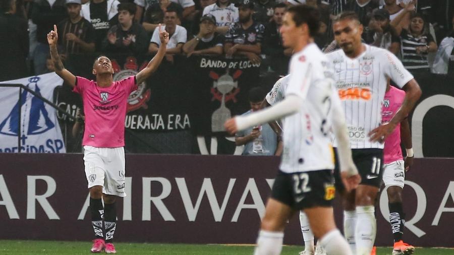Gabriel Torres comemora um dos dois gols do Independiente Del Valle contra o Corinthians em Itaquera - Marcello Zambrana/AGIF