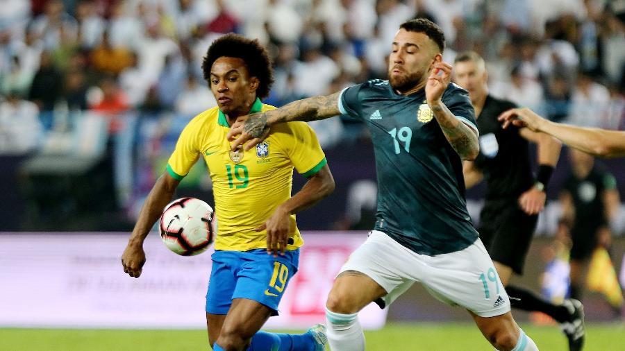 Willian disputa a bola com Otamendi no amistoso entre Brasil e Argentina - Ahmed Yosri/Reuters