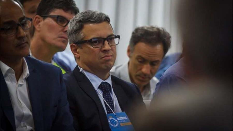 Fabiano Oliveira Costa, ao centro, é diretor jurídico do Cruzeiro - Vinnicius Silva/Cruzeiro/Divulgação