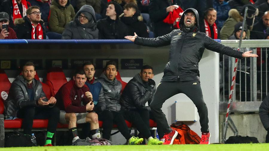 Jürgen Klopp gesticula no banco de reservas do Liverpool - Lars Baron/Bongarts/Getty Images