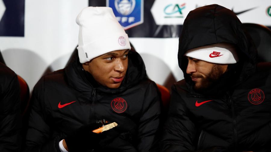 Mbappé e Neymar assistem do banco de reservas à partida entre PSG e Lorient, pela Copa da França - Stephane Mahe/Reuters