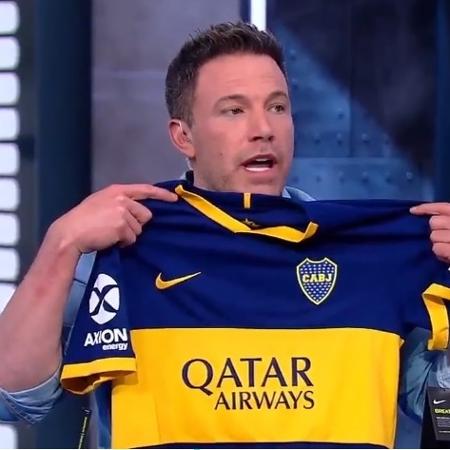 Ben Affleck ganha camisa do Boca Juniors em programa de TV - Reprodução