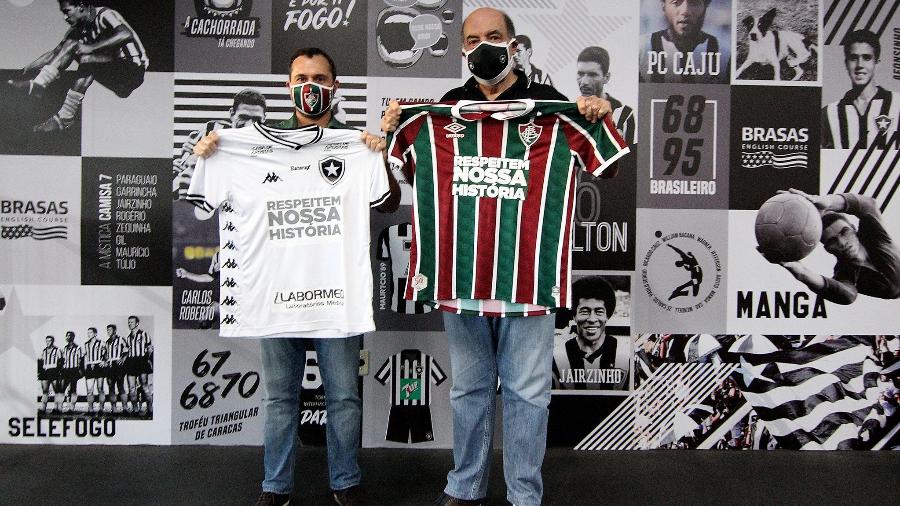 Mario Bittencourt, do Fluminense, e Nelson Mufarrej, do Botafogo, com as camisas dos rivais - Vitor Silva/Botafogo