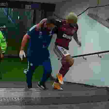 Gabigol deixa o campo amparado - Reprodução/SBT - Reprodução/SBT