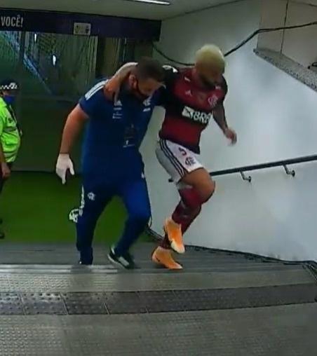 Gabigol retorna do vestiário com auxílio de funcionário do Flamengo 