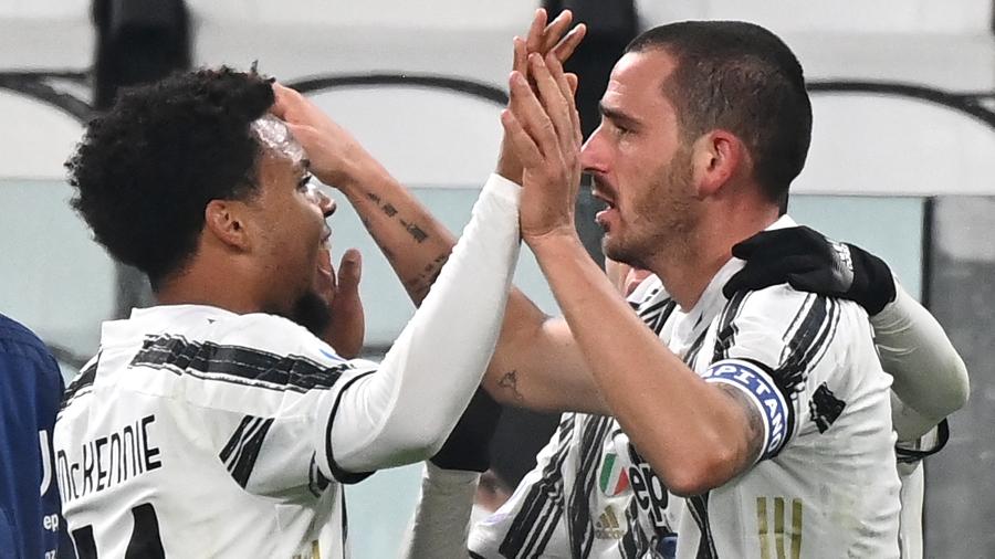 Bonucci (à direita) comemora com McKennie o gol que garantiu a virada aos 43 minutos do segundo tempo  - Andreas Solaro/AFP