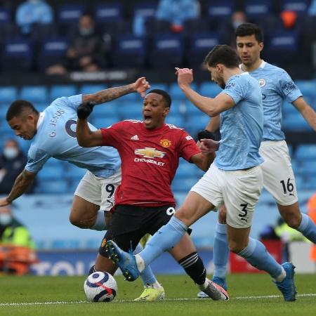 Gabriel Jesus derruba Anthony Martial dentro da área no clássico de Manchester - Matthew Peters/Manchester United via Getty Images