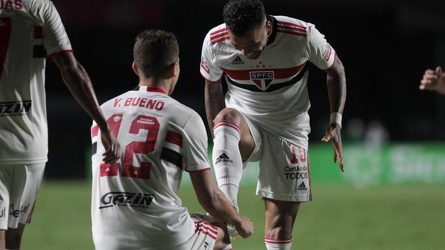 Vitor Bueno e Daniel Alves comemoram gol do São Paulo contra o Santo André, pelo Paulistão - Rubens Chiri / saopaulofc.net
