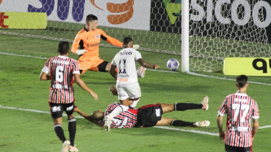 Marinho finaliza e deixa Volpi sem reação em gol do Santos sobre o São Paulo - Fernanda Luz/AGIF