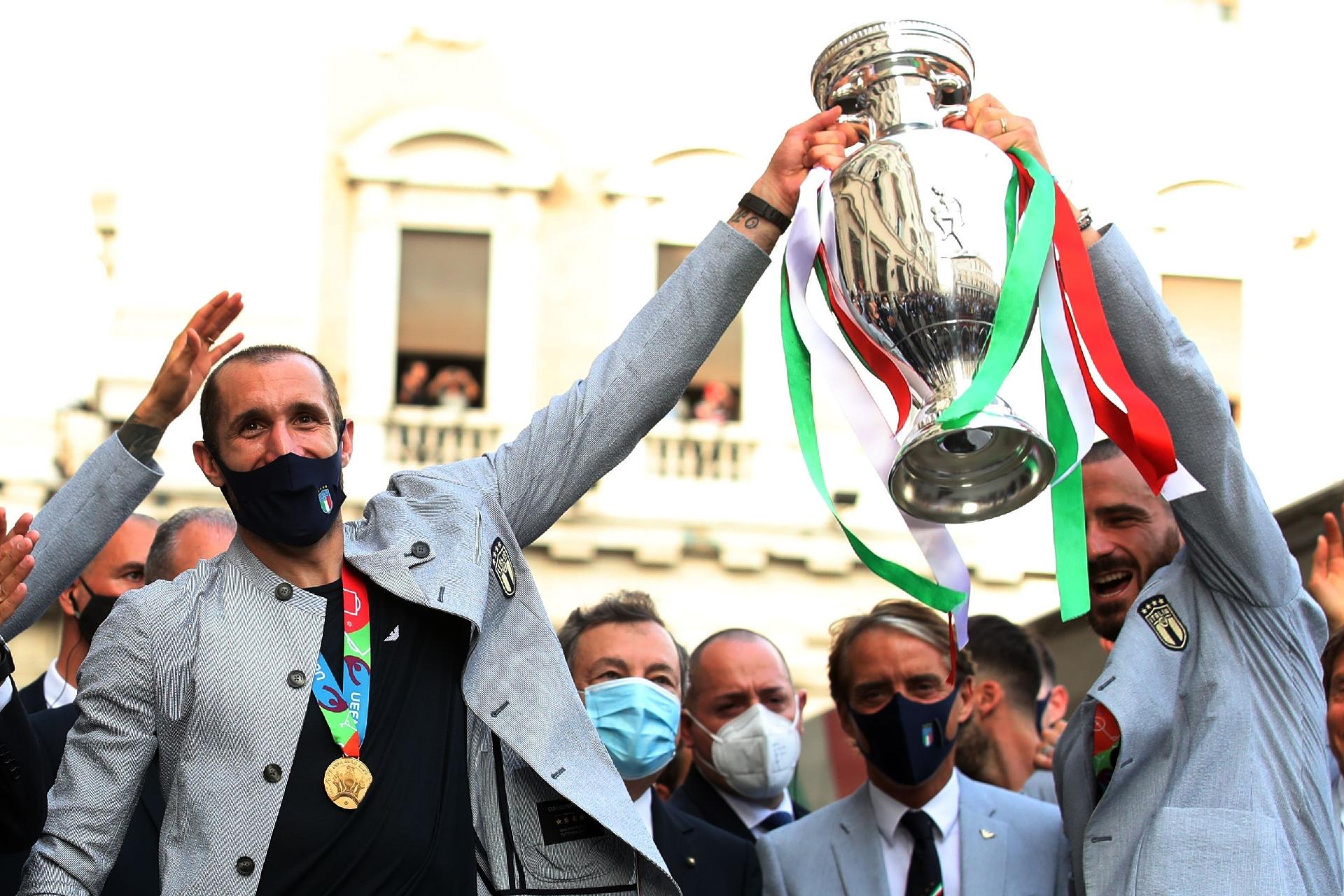 Soccer Football - Euro 2020 - The Italy team arrive at the Chigi Palace to meet with Italy's Prime Minister Mario Draghi after they won Euro 2020 - The Chigi Palace, Rome, Italy - July 12, 2021 Italy's Giorgio Chiellini and Leonardo Bonucci with the trophy REUTERS/Yara Nardi - YARA NARDI/REUTERS