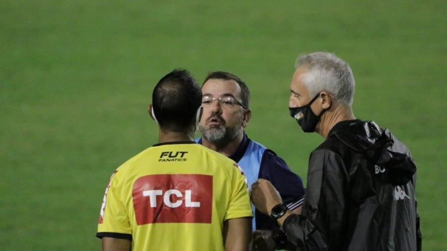Enderson Moreira discutindo com o quarto árbitro de Confiança x Botafogo - EMANUEL ROCHA/FUTURA PRESS/ESTADÃO CONTEÚDO