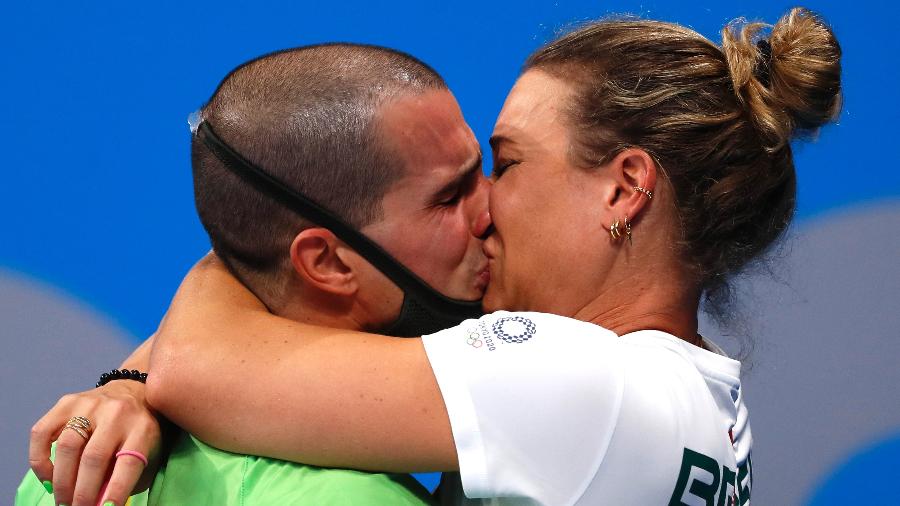Bruno Fratus beija a mulher, Michelle Lenhardt, que também é sua técnica, após o bronze nas Olimpíadas de Tóquio - Satiro Sodré/SSPress/CBDA