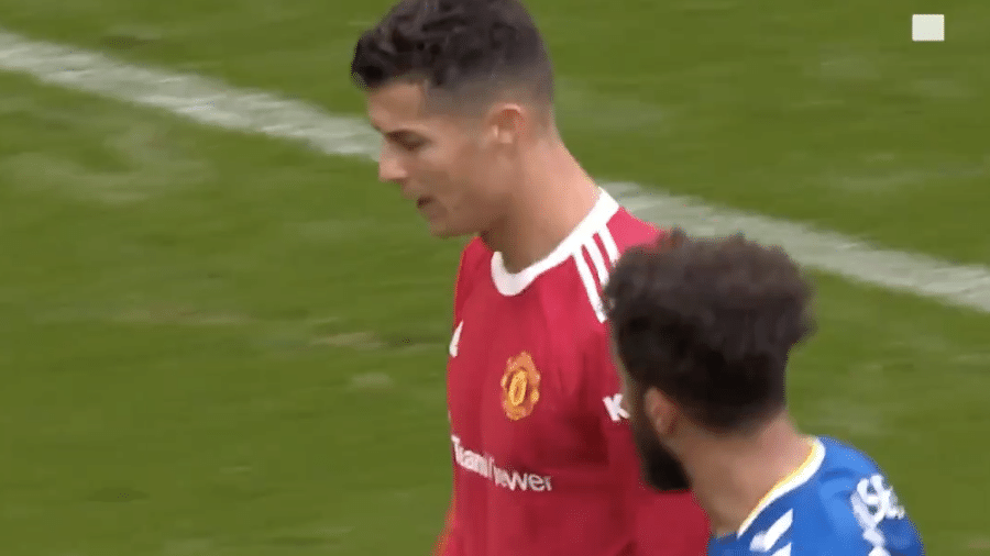Cristiano Ronaldo sai de campo irritado com empate entre Manchester United e Everton - Reprodução/Twitter