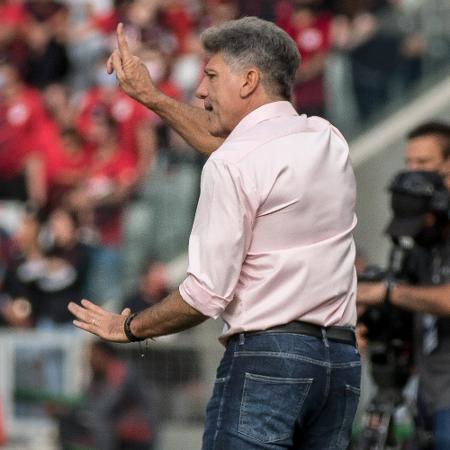 Renato Gaúcho orienta a equipe do Flamengo contra o Athletico-PR - Robson Mafra/AGIF