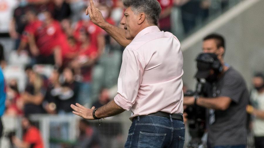 Renato Gaúcho orienta a equipe do Flamengo contra o Athletico-PR - Robson Mafra/AGIF