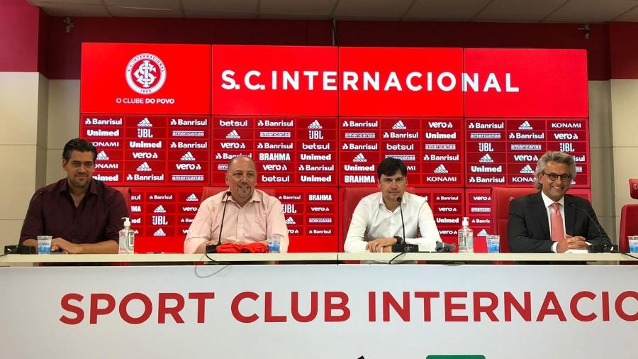 Alexander Medina (de branco) é apresentado como técnico do Internacional - Ricardo Duarte/Inter